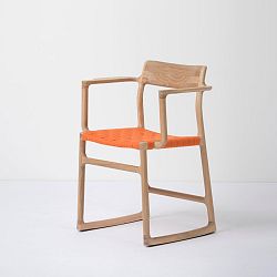 Jídelní židle z masivního dubového dřeva s područkami a oranžovým sedákem Gazzda Fawn
