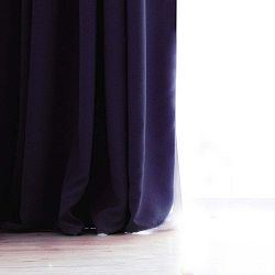 Tmavě fialový závěs DecoKing Pierre, 140 x 270 cm