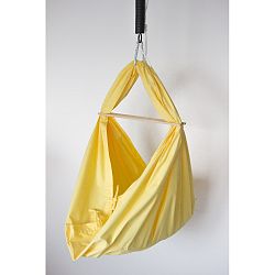 Žlutá kolébka z bavlny se zavěšením do stropu Hojdavak  Baby (0 až 9 měsíců)