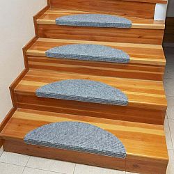 Vopi Koberec na schody QUICKSTEP půlkruh šedý sada 10 kusů   Nášlapný kobereček Quickstep  půlkruh šedý je vhodný  na všechny typy povrchů schodů , neboť slouží jako jejich ochrana. Zároveň <str