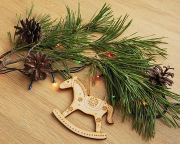 Dřevěné vánoční ozdoby, figurky a dekorace na stromek jsou stále in. Můžete si je koupit i vyrobit