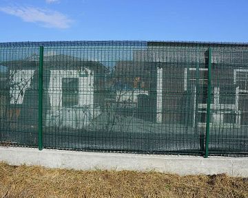 Stínící síť na plot (120, 150 či 180 cm) – montáž, cena, zkušenosti