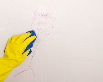 Jak vyčistit špinavou stěnu – na mastné fleky křída, na fixky a víno chemie