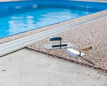 Protiskluzová podlaha, lemovací dlažba nebo dřevo okolo bazénu? Výhody jednotlivých materiálů