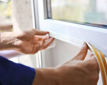 Jak utěsnit okna a dveře svépomocí – kde a jak nalepit samolepicí či těsnění do drážky